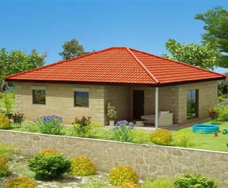בית פרטי עם גג אדום, מוקף מכל כיוון בגינה עם דשא, עצים ופרחים.  בריכה קטנה.