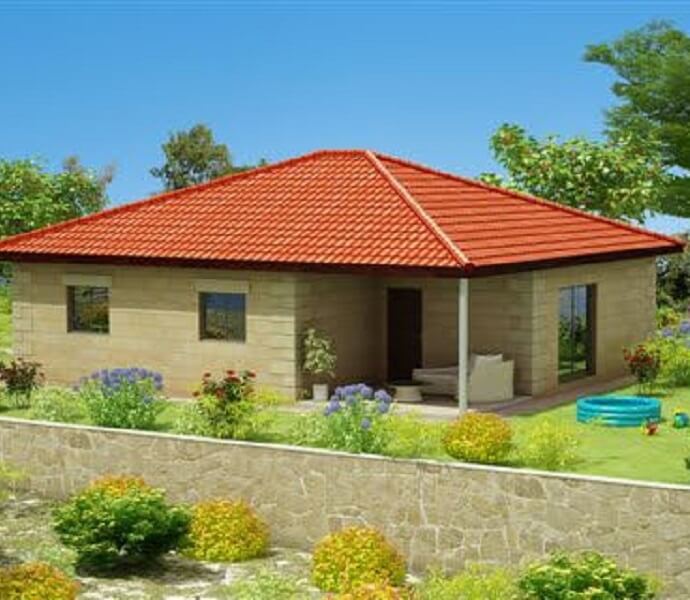 בית פרטי עם גג אדום, מוקף מכל כיוון בגינה עם דשא, עצים ופרחים.  בריכה קטנה.