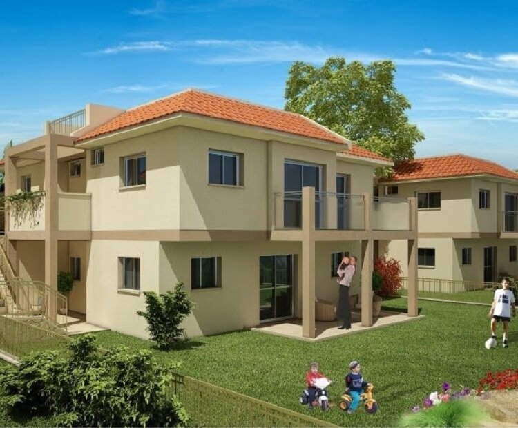 הדמיה של בית עם גינה ענקית, עצים, מדרגות וגדר, ובני הבית משחקים בחוץ