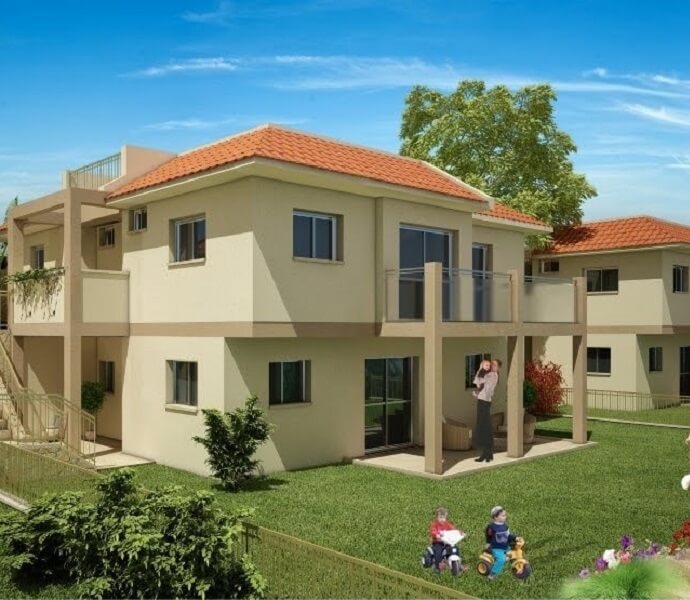הדמיה של בית עם גינה ענקית, עצים, מדרגות וגדר, ובני הבית משחקים בחוץ